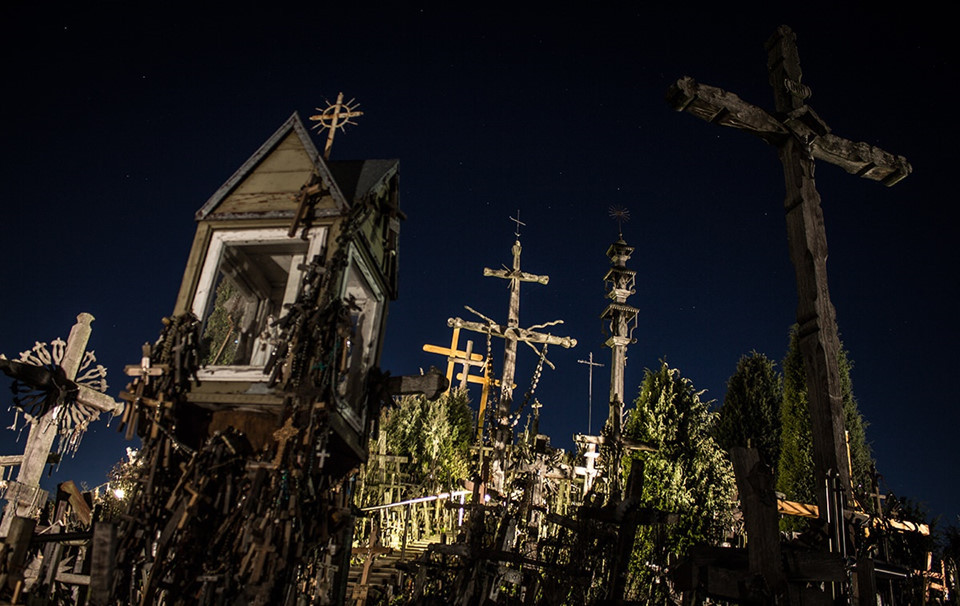 Những chuỗi tràng hạt treo lủng lẳng kêu vang trong gió ở đây càng gợi thêm sự bí ẩn của khung cảnh Kryziu Kalnas. Dù bất kỳ tôn giáo nào, du khách vẫn luôn được chào đón đến với địa điểm độc đáo này. Ảnh: The Bohemian.