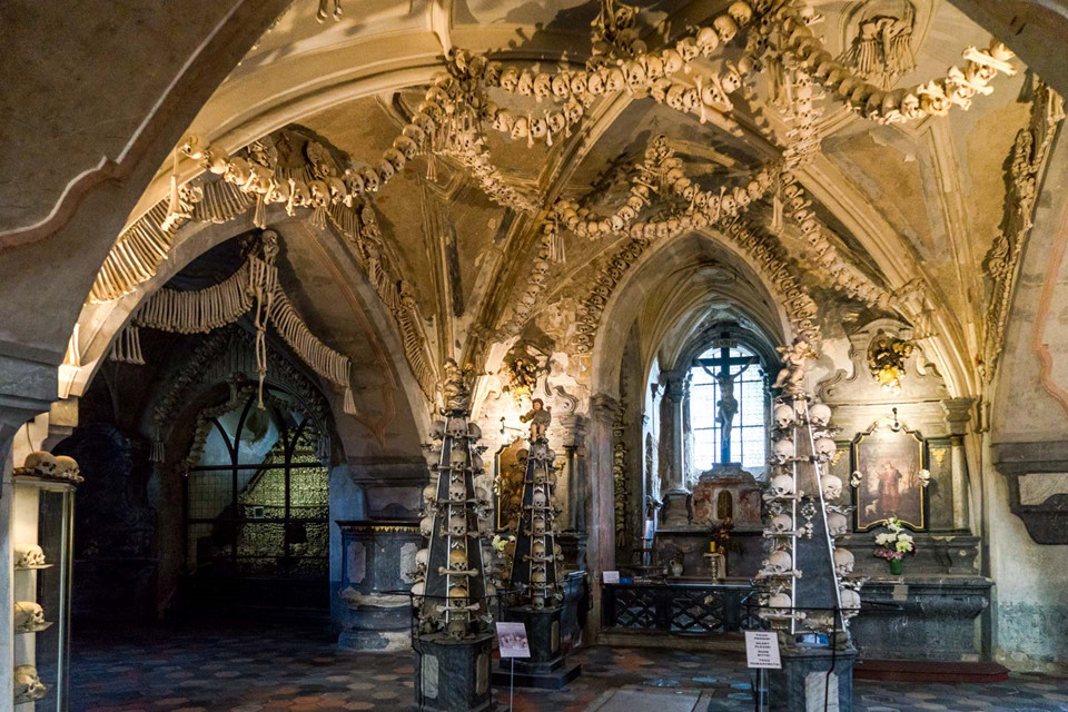 Nhìn bên ngoài, nhà thờ Sedlec Ossuary có dáng vẻ rất đỗi bình thường, song khung cảnh nội thất được kết bằng các hộp sọ, khúc xương người bên trong. Những đèn chùm lơ lửng hay các chi tiết trang trí trên tường, trần nhà, gian thờ... hẳn khiến nhiều người kinh hãi. Ảnh: Time Travel Turtle.