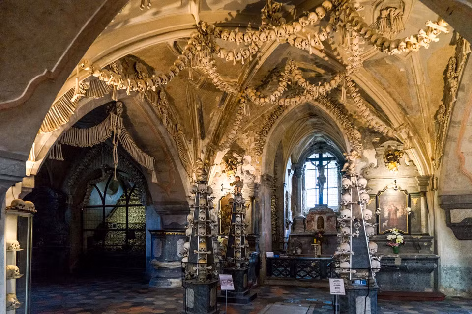 Nhìn bên ngoài, nhà thờ Sedlec Ossuary có dáng vẻ rất đỗi bình thường, song khung cảnh nội thất được kết bằng các hộp sọ, khúc xương người bên trong. Những đèn chùm lơ lửng hay các chi tiết trang trí trên tường, trần nhà, gian thờ... hẳn khiến nhiều người kinh hãi. Ảnh: Time Travel Turtle.