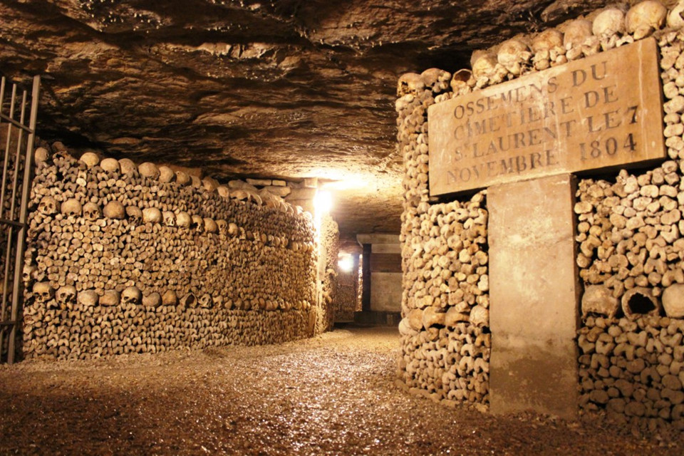 Hầm mộ Paris ở Pháp nằm trong lòng đất với độ sâu 20 m, tương đương một tòa nhà 5 tầng, có nhiệt độ không đổi là 14 độ C. Hiện hầm mộ là một phần của Carnavalet, Bảo tàng Lịch sử Paris. Du khách có thể tham quan, khám phá mê cung kỳ lạ, hiếm thấy này với 213 bước chân. Nhiều đoạn hầm nhỏ hẹp với khung cảnh chồng chất các bộ xương hẳn sẽ mang đến trải nghiệm khó quên. Ảnh: Sedimentality.