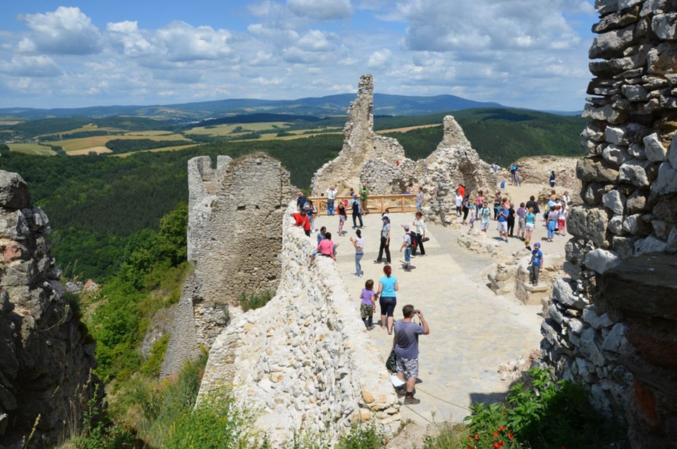 Các bức tường hư hỏng tồn tại đến nay trên dãy núi Karpaty từng là nơi ở của "nữ bá tước đẫm máu" Elizabeth Bathory. Bà được xem là kẻ giết người hàng loạt khét tiếng nhất trong lịch sử, từng ra tay sát hại hàng trăm thiếu nữ đồng trinh bằng nhiều cách thức khủng khiếp vào thế kỷ 16-17. Tuy nhiên, ngoài những câu chuyện ma quái, ly kỳ, lâu đài Cachtice còn mang đến du khách tầm nhìn tuyệt đẹp với khung cảnh đồi núi xung quanh. Ảnh: Slovakia.