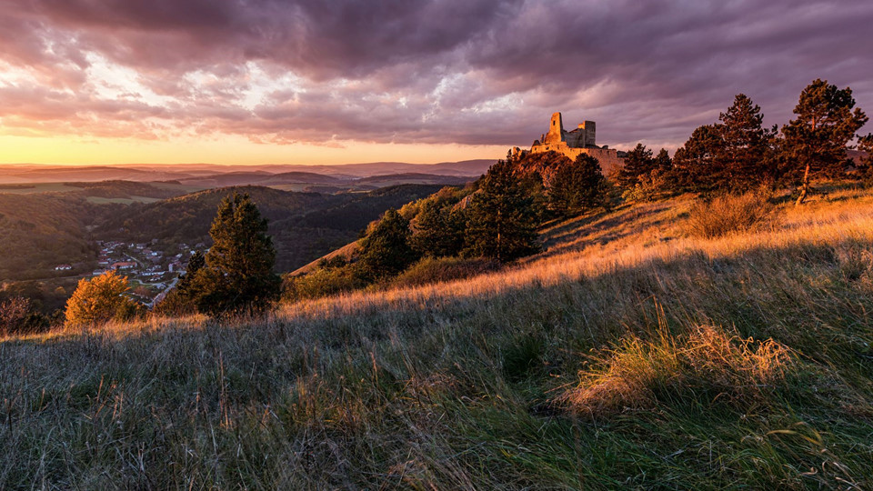 Lâu đài Cachtice (Slovakia): Xuất hiện trong bộ phim kinh dị về ma cà rồng nổi tiếng Nosferatu (1922), lâu đài Cachtice ở phía tây Slovakia hiện là một trong những điểm du lịch hút khách nhất nước này. Công trình bằng đá ở đây có lịch sử xây dựng bắt đầu từ thế kỷ 13, trải qua nhiều thăng trầm với các chủ sở hữu khác nhau. Từ năm 2014, du khách có thể vào tham quan lâu đài Cachtice. Ảnh: Lubos Balazovic.