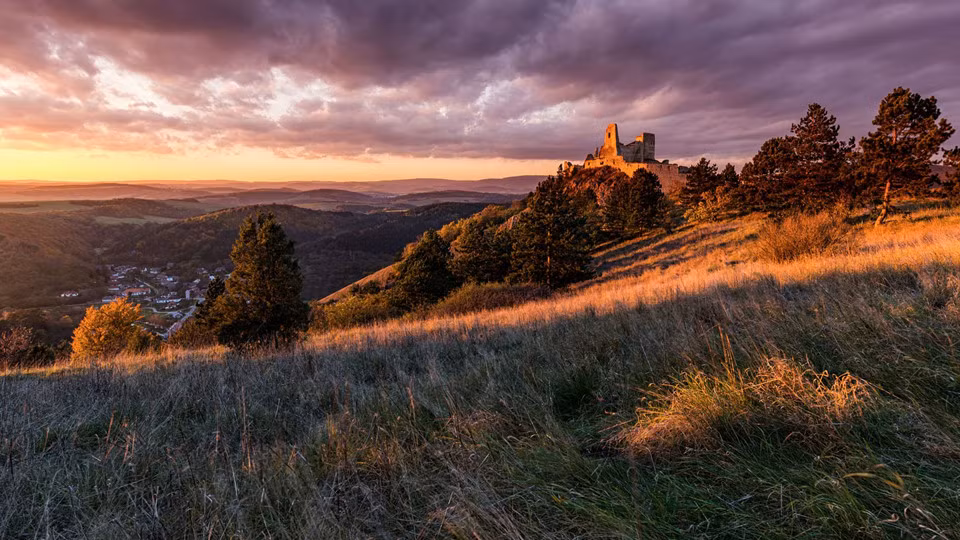 Lâu đài Cachtice (Slovakia): Xuất hiện trong bộ phim kinh dị về ma cà rồng nổi tiếng Nosferatu (1922), lâu đài Cachtice ở phía tây Slovakia hiện là một trong những điểm du lịch hút khách nhất nước này. Công trình bằng đá ở đây có lịch sử xây dựng bắt đầu từ thế kỷ 13, trải qua nhiều thăng trầm với các chủ sở hữu khác nhau. Từ năm 2014, du khách có thể vào tham quan lâu đài Cachtice. Ảnh: Lubos Balazovic.