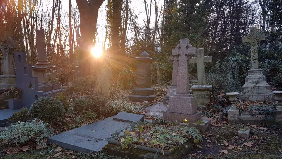 Không gian yên bình của nghĩa trang Highgate có sự kết hợp hài hòa giữa đường nét các công trình kiến trúc và cảnh quan tự nhiên. Khu vực phía tây nghĩa trang chỉ đón các đoàn khách có hướng dẫn. Khu vực phía đông nghĩa trang mở cửa cho công chúng tự do tham quan, song có thu phí vào cửa. Di tích nổi tiếng nhất ở đây là mộ phần Karl Marx, thu hút nhiều du khách từ khắp nơi đến thăm viếng. Ảnh: The City Story.