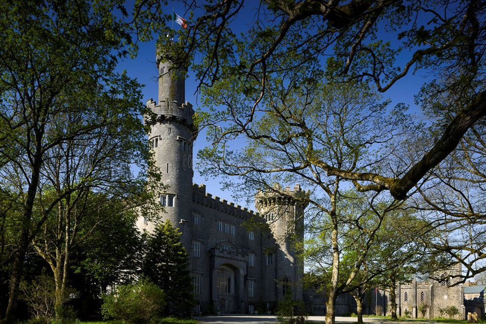 Lâu đài Charleville (Ireland): Lâu đài có kiến trúc tân gothic tuyệt đẹp ở vùng trung du Ireland này là một trong những địa điểm "ma ám" nổi tiếng nhất châu Âu. Nhiều người cho rằng các hồn ma thường hiện ra ở những bức tường trong lâu đài, nhất là linh hồn cô gái trẻ Harriet, người từng gặp tai nạn bi thảm tại cầu thang chính ở đây. Ảnh: David T Kavanagh.