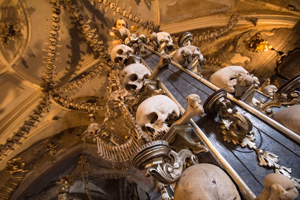 "Nhà thờ xương" Sedlec Ossuary (Czech): Là một trong những điểm đến được ghé thăm nhiều nhất ở Czech, thu hút hàng trăm nghìn du khách mỗi năm, nhà thờ Sedlec Ossuary được trang trí khéo léo bởi... xương của 30.000 nạn nhân trong một trận dịch bệnh khủng khiếp ở châu Âu vào thế kỷ 14. Ảnh: National Geographic.