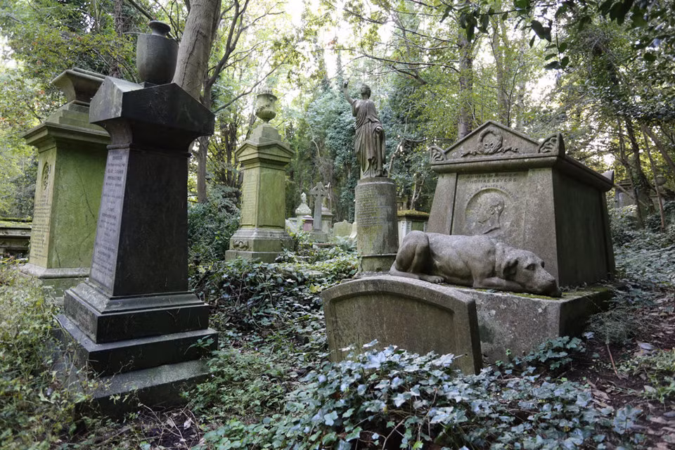 Nghĩa trang Highgate (Anh): Nằm ở London, nghĩa trang Highgate là một trong những di sản kiến trúc tang lễ độc đáo nhất nước Anh. Đầu thế kỷ 19, "thành phố sương mù" phải đối mặt với vấn đề thiếu đất cho... người chết, vì quỹ đất ngày một hạn hẹp, trong khi số người tử vong gia tăng. Việc mai táng tùy tiện dẫn đến nhiều nguy cơ bệnh tật, bất ổn xã hội... Do đó, 7 nghĩa trang tư nhân được thành lập ở vùng nông thôn quanh thủ đô, trong đó có Highgate, mở năm 1839. Ảnh: Ian Watson.