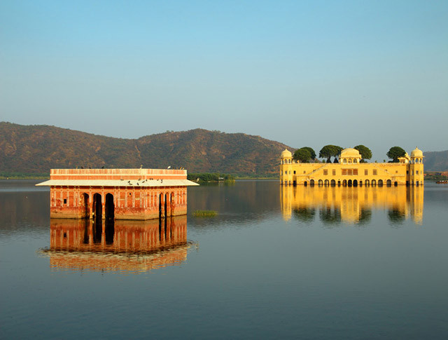  3. Jal Mahal, thành phố Jaipur, Ấn Độ: Khung cảnh đẹp như tranh này có một cung điện nằm giữa hồ Man Sagar ở thành phố Jaipur, Ấn Độ. Rất ít người biết được rằng nó được xây dựng bằng đá sa thạch đỏ cách đây 300 về trước. Chính phủ đã cho các kỹ sư giỏi nhất đến đây cải tạo lại di tích đầy vinh quang trong quá khứ. Bây giờ nó được mở cửa cho khách du lịch ghé thăm và khám phá lâu đài bên trong qua các tour du lịch bằng thuyền.