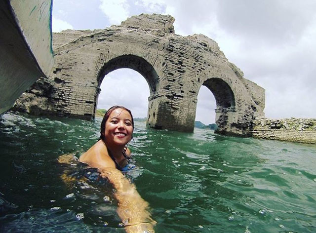  8. Đền Santiago: Đền thờ Santiago bắt đầu nổi lên từ vùng nước sâu của sông Mehico, Chiapas vào năm 2010 sau khi bị chìm trong nước từ năm 1966. Sau nhiều thập kỷ, sự biến đổi khí hậu khiến hạn hán xảy ra suốt 10 năm ở Mexico. Chính vì lý do đó mà đền thờ này mới có cơ hội xuất hiện lại.