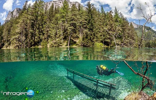  5. Grüner See, Áo: Hồ nước xinh đẹp này trông giống như một bức ảnh siêu thực, hồ Grüner See hay còn gọi là hồ Xanh, nổi tiếng với làn nước trong vắt xanh màu ngọc lục bảo. Vào mùa đông, nước trong hồ rất nông, chỉ sâu tầm 1-2 mét, vào mùa hè, do băng tan nên lượng nước dâng cao, biến nơi đây một thiên đường dưới nước tuyệt đẹp.