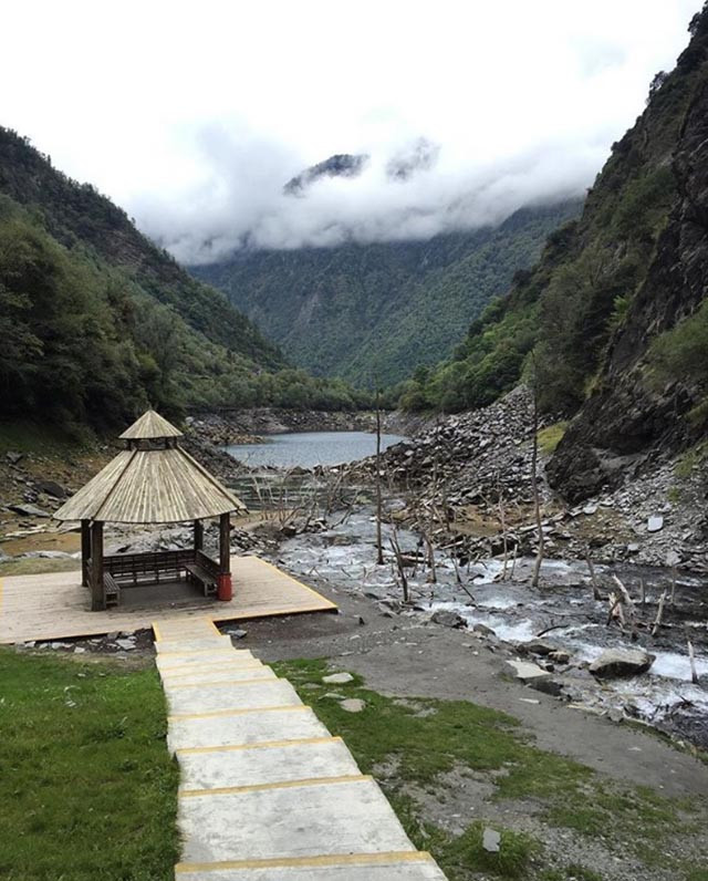  6. Xuanping, Trung Quốc: Trận động đất 8 độ richter đã khiến cả một ngôi làng chìm dưới nước vào năm 2008. Làng Xuanping đã trở thành một thị trấn ma sau sự cố khủng khiếp với hơn 10 khu vực (bao gồm nhà cửa, trường học và văn phòng) chìm dưới nước. Nhiều năm sau, nước rút đi và làng Xuanping bắt đầu nổi lên.