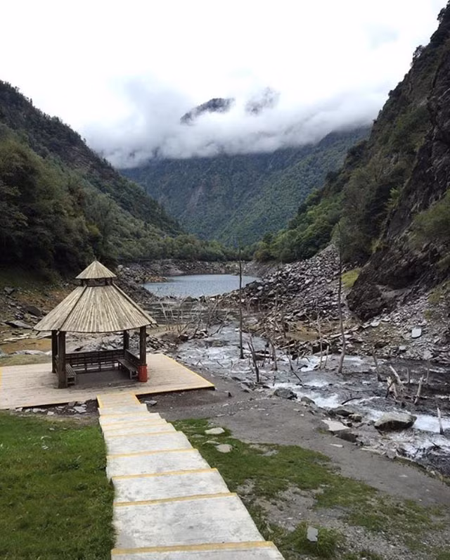  6. Xuanping, Trung Quốc: Trận động đất 8 độ richter đã khiến cả một ngôi làng chìm dưới nước vào năm 2008. Làng Xuanping đã trở thành một thị trấn ma sau sự cố khủng khiếp với hơn 10 khu vực (bao gồm nhà cửa, trường học và văn phòng) chìm dưới nước. Nhiều năm sau, nước rút đi và làng Xuanping bắt đầu nổi lên.