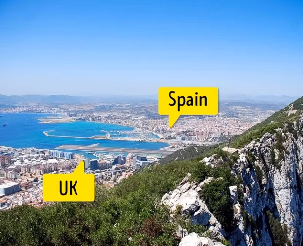  Gibraltar: Có một mảnh đất nhỏ ở cuối Tây Ban Nha không phải là Tây Ban Nha. Gibraltar thuộc về Vương quốc Anh. Lãnh thổ của thị trấn nhỏ đến mức con đường vào Gibraltar bị đóng lại mỗi khi máy bay hạ cánh tại sân bay. Tại sao? Bởi vì đường là đường băng!