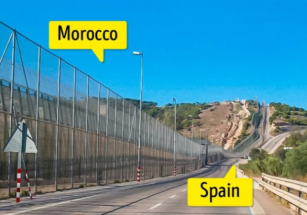  Melilla và Ceuta: Melilla và Ceuta là 2 thành phố Tây Ban Nha có chung biên giới với Morocco và nằm trên bờ biển phía bắc châu Phi. Cả hai thành phố từng là điểm quân sự và thương mại nối châu Âu với châu Phi. Các cư dân bây giờ được hưởng mua sắm miễn thuế và một mức độ hạn chế của chính phủ tự trị. Bạn sẽ bị cuốn hút bởi sự pha trộn phong phú của các nền văn hóa, ngôn ngữ, tôn giáo và chủng tộc. Đó là sự hiện diện chính thức duy nhất của châu Âu còn lại ở châu Phi.
