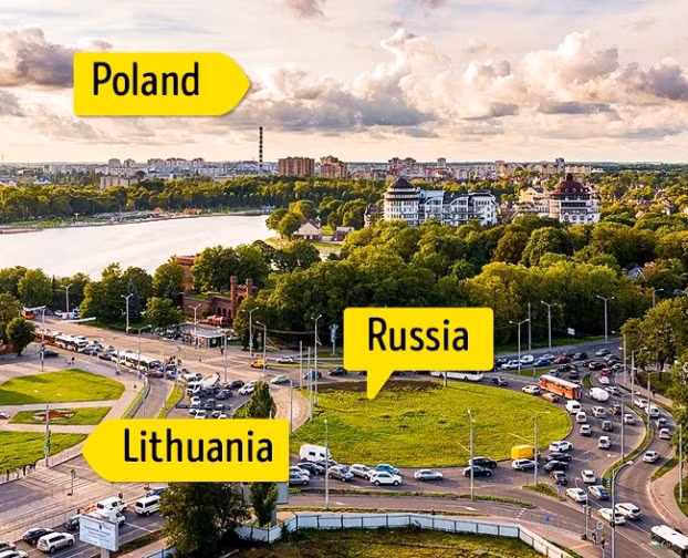  Tỉnh Kaliningrad: Có một vùng nhỏ kẹp giữa Ba Lan và Lithuania ngay trên biển Baltic. Đó là Kaliningrad, và nó thuộc về Nga. Nó đã bị chia cắt khi Liên Xô sụp đổ. Trong phần lớn lịch sử của nó, Kaliningrad chủ yếu là người Đức. Vị trí bất thường và sự pha trộn siêu thực của các tòa nhà thời Đức và kiến trúc của Liên Xô khiến cho Kaliningrad trở thành một nơi thu hút khách du lịch tới thăm.