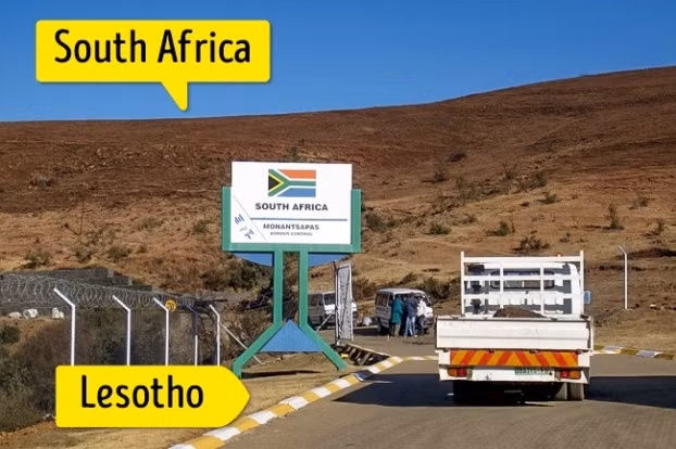  Lesotho: Quốc gia này 'cư trú; trong một đất nước lớn - Nam Phi. Lesotho có dân số 2 triệu người và là thành viên của Liên hợp quốc. Đây là một trong 3 quốc gia ở châu Phi được cai trị bởi một vị vua (những người khác là Morocco và Swaziland). Hai phần ba của đất nước được bao phủ bởi các dãy núi, trong khoảng từ 2.200 đến 3.000 mét.