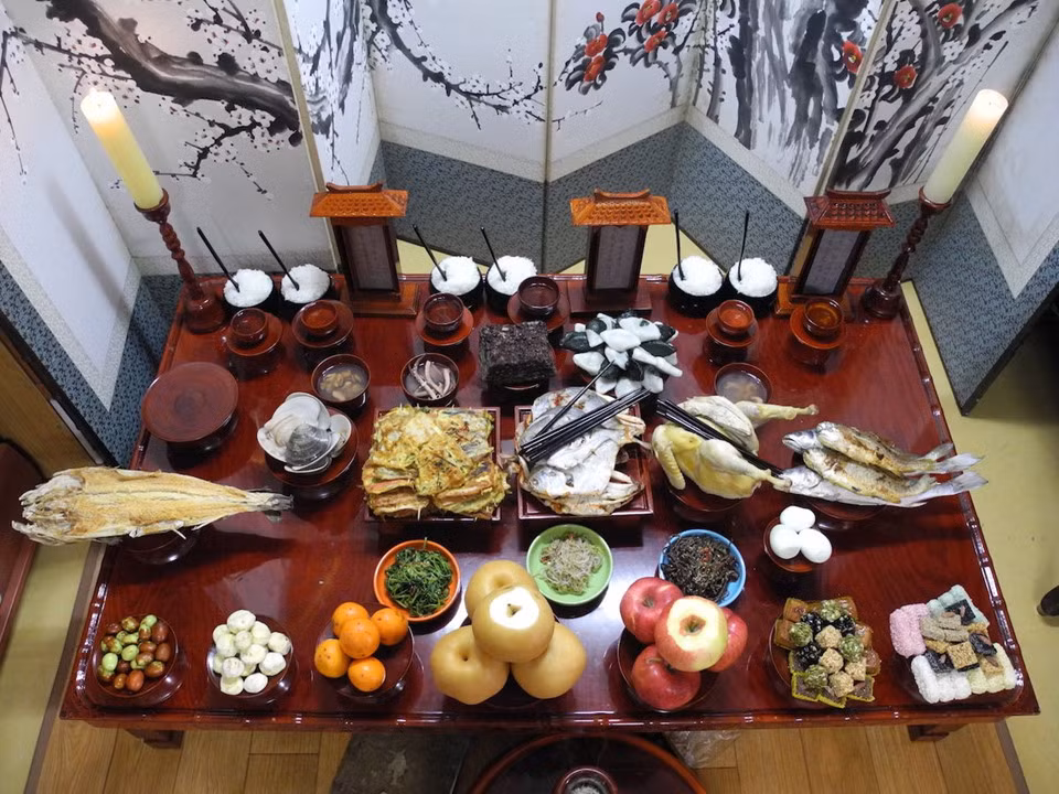 Lễ hội Chuseok (Hàn Quốc): Người Hàn Quốc tổ chức lễ hội này vào vụ mùa thu hoạch. Lễ hội diễn ra trong 3 ngày, ngày lễ chính là 15/8 âm lịch hàng năm. Vào ngày này, mọi người trong gia đình sẽ trở về quê hương, cùng nhau tổ chức lễ tạ ơn và ăn uống quây quần với ý nghĩa nhớ về tổ tiên, cội nguồn. Ảnh: Namwan030.