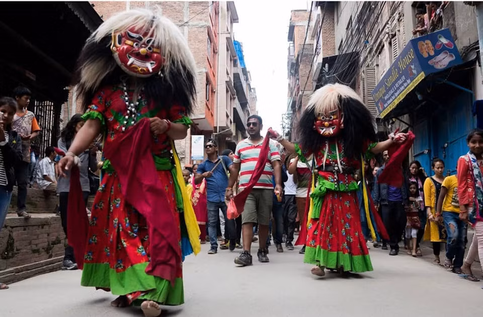 Lễ hội Gaijatra (Nepal): Gaijatra có tên gọi khác là lễ hội bò, diễn ra từ tháng 8-9 hàng năm tại Nepal. Lễ hội này nhằm tưởng nhớ những người thân đã qua đời trong năm. Các gia đình đã mất người thân sẽ tham gia đám rước có tên Kathmandu, được dẫn đầu bởi một chú bò. Người dân nước này tin rằng con bò là phương tiện di chuyển của người đã khuất lên thiên đàng. Ảnh: Frances Allen.