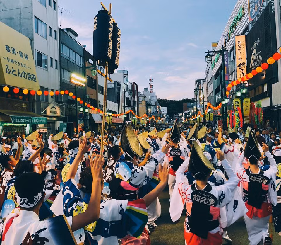 Lễ hội Obon (Nhật Bản): Obon hay Bon (ngày của người chết) là một phong tục truyền thống của người Nhật theo Phật giáo. Người Nhật tổ chức lễ hội này vào tháng 8 dương lịch để tưởng nhớ những người thân đã qua đời. Vào ngày này, người dân xuống đường thực hiện những nghi lễ múa truyền thống, làm lễ Toro Nagashi (thả thuyền giấy)... Các con thuyền được xếp bằng giấy rồi thả theo các con sông như biểu tượng để tiễn đưa linh hồn những người quá cố trở về thế giới của họ. Ảnh: Silviasasaki.