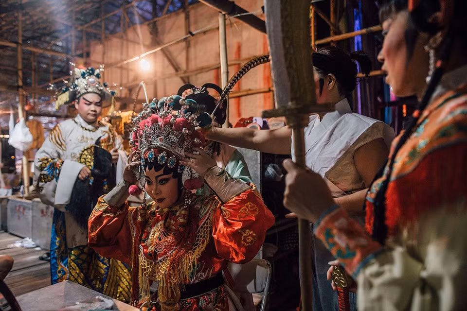 Lễ hội ma đói (Trung Quốc): Lễ hội ma đói phổ biến khắp Hong Kong và các tỉnh khác của Trung Quốc, được tổ chức vào ngày 15/7 âm lịch hàng năm. Người dân thường tham gia tổ chức các lễ rước trên đường phố, cúng bái thần linh và hát hí mua vui cho những người đã khuất. Ảnh: Anthony Twan.