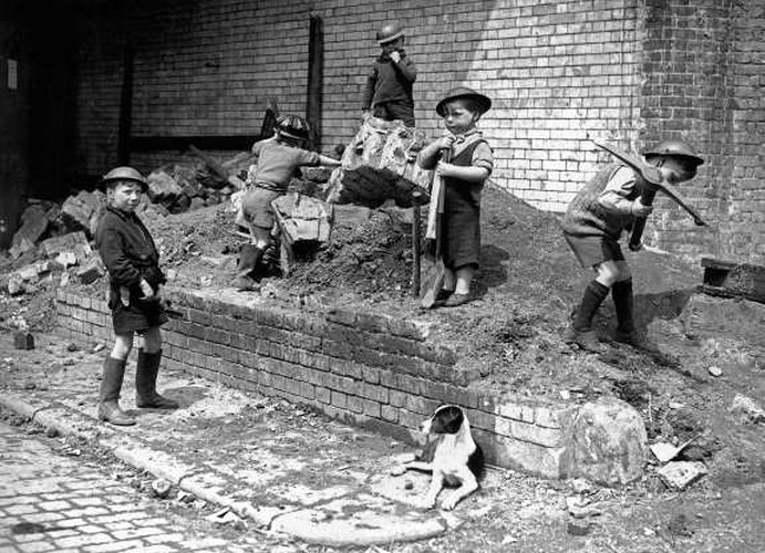 Trẻ em cũng phải lao động để dọn dép đống đổ nát bên cạnh một tuyến đường sắt.