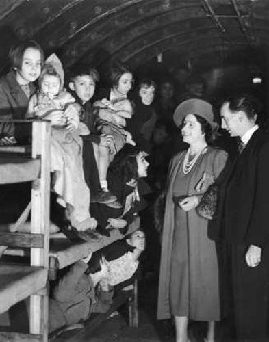 Nữ hoàng Anh Elizabeth thăm các trẻ em tại một trại tị nạn.