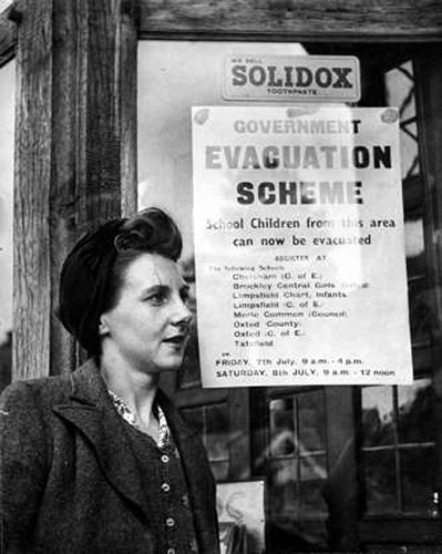 Cảnh báo sơ tán được dán lên trên cửa một quầy hàng ở London.