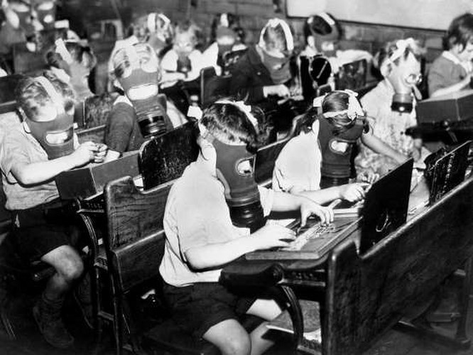 Học sinh phải đeo mặt nạ để phòng ngừa các cuộc tấn công bằng khí độc tại một trường học ở Bắc London.