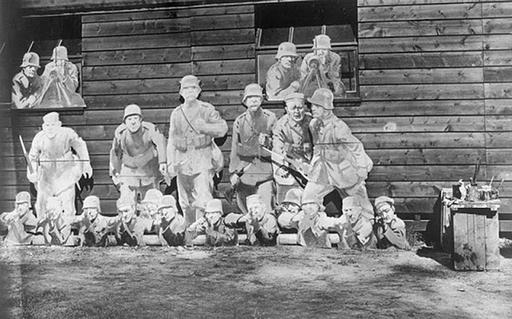 Những hình cắt binh lính ở trường Ngụy trang Quân đội Anh tại Kensington được thiết kế để đánh lạc hướng đối phương.