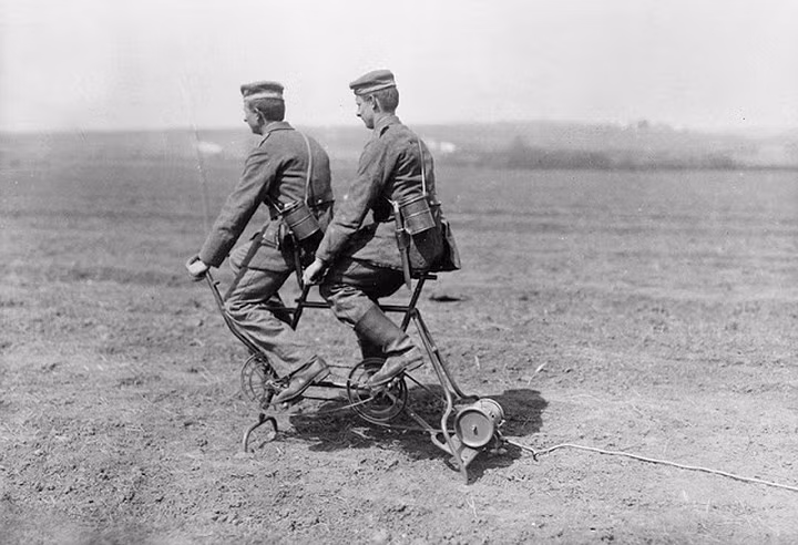  Quân lính Đức đạp xe để tạo ra điện nhằm phục vụ cho việc liên lạc và thắp sáng.