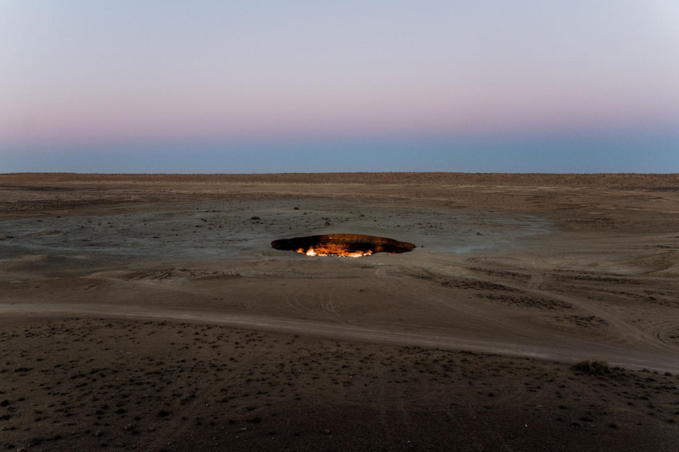  Cổng địa ngục (Turkmenistan): Ở Turkmenistan, một đất nước vùng Trung Á, tồn tại một "Cổng địa ngục” luôn rực lửa suốt ngày đêm. Chiếc lỗ tử thần này giống với đường giao thông giữa mặt đất và thế giới bên kia. Nguồn gốc của chiếc hố không được tuyên bố rõ ràng, tuy nhiên lửa trong hố được cố ý đốt cháy bởi các nhà khoa học, nhằm loại bỏ những khí độc hại từ tâm của nó.