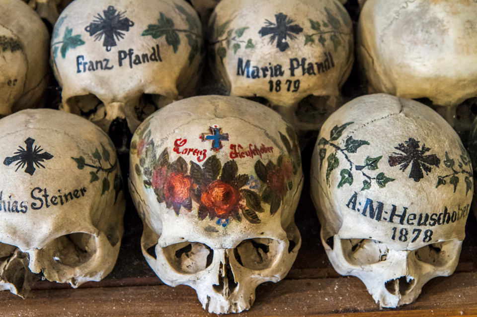 Việc khai quật xác chết và bảo quản xương trong hầm mộ ở Hallstatt kết thúc vào những năm 1960. Vì Giáo hội Công giáo đã cho phép hỏa táng và vấn đề nghĩa trang quá đông đúc được giải quyết. Tuy nhiên, người ta cũng lưu trữ thêm một số bộ hài cốt vào Beinhaus Hallstatt những năm sau đó. Ảnh: Filmi onlain.