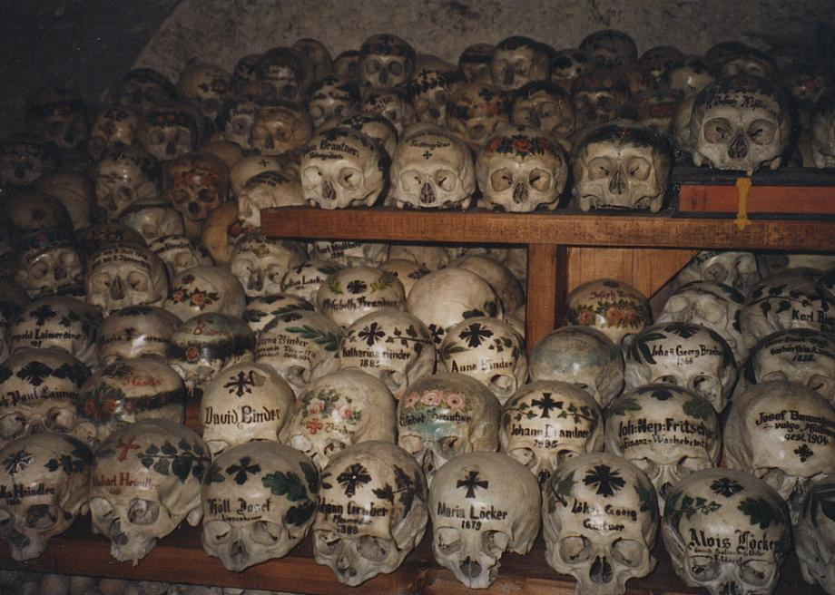 Truyền thống lưu trữ và vẽ lên hộp sọ tuân theo quá trình cụ thể. Đầu tiên, người ta lấy hộp sọ khỏi ngôi mộ, làm sạch và phơi đến khi chuyển sang màu trắng ngà. Sau đó, người thân, một nghệ sĩ hoặc người thực hiện thu thập xương sẽ bắt đầu vẽ lên hộp sọ với màu xanh lá cây và đỏ. Ảnh: Infrogmation of New Orleans .