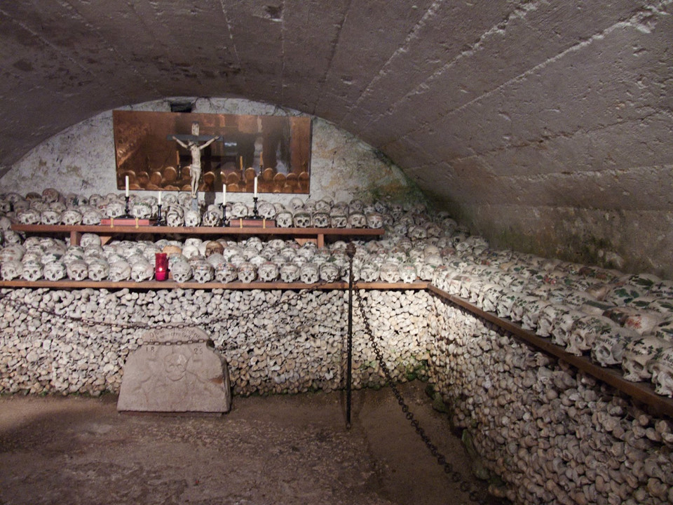 Năm 1720, người dân nơi đây bắt đầu truyền thống vẽ lên hộp sọ với những hình trang trí mang tính biểu tượng, ngày tháng năm sinh và ngày mất để tưởng nhớ người đã khuất. Beinhaus Hallstatt lưu trữ hơn 1.200 hộp sọ, 610 trong số đó được vẽ một cách tinh tế, trở thành bộ sưu tập hộp sọ được tô vẽ còn nguyên vẹn lớn nhất ở châu Âu. Ảnh: Wikimedia Commons.