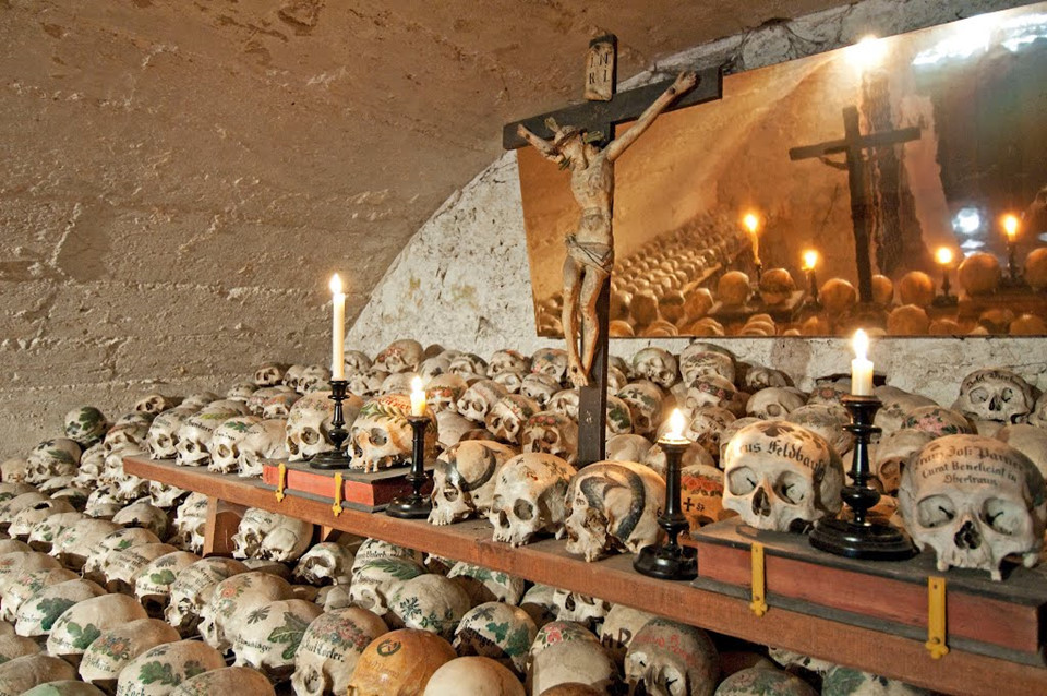 Năm 1995, hộp sọ “trẻ” nhất ở Hallstatt Beinhaus được lưu trữ. Hộp sọ có chiếc răng vàng là phần cơ thể của một người phụ nữ. Bà qua đời năm 1983 với tâm nguyện hài cốt được đặt trong hầm mộ. Ảnh: Hallstatt.net.