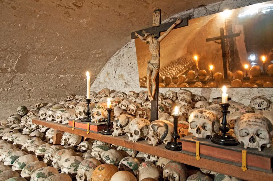 Năm 1995, hộp sọ “trẻ” nhất ở Hallstatt Beinhaus được lưu trữ. Hộp sọ có chiếc răng vàng là phần cơ thể của một người phụ nữ. Bà qua đời năm 1983 với tâm nguyện hài cốt được đặt trong hầm mộ. Ảnh: Hallstatt.net.