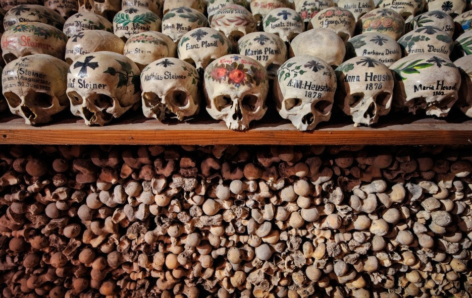 Bên cạnh đó, nhiều người cũng vẽ chữ thập và chữ Latin lên hộp sọ. Sau khi sơn, họ đặt họp sọ trên kệ trong hầm mộ và phần xương còn lại xếp chồng ngay ngắn ở phía dưới. Hài cốt của những người có quan hệ họ hàng thường được đặt cạnh nhau. Ảnh: Silentlandscapes.