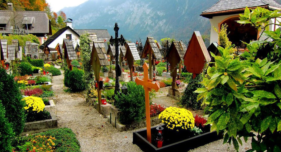 Nghĩa trang nhỏ của Hallstatt có vài trăm ngôi mộ được xếp hàng gọn gàng và chăm chút cẩn thận. Cách đó không xa, một hầm lưu trữ hài cốt gọi là Beinhaus Hallstatt tại tầng hầm của nhà nguyện St. Michael, nơi bạn có thể sẽ cảm thấy rùng rợn khi lướt mắt nhìn hơn 1.200 hộp sọ xếp đầy gian phòng. Ảnh: Douglas Sprott.