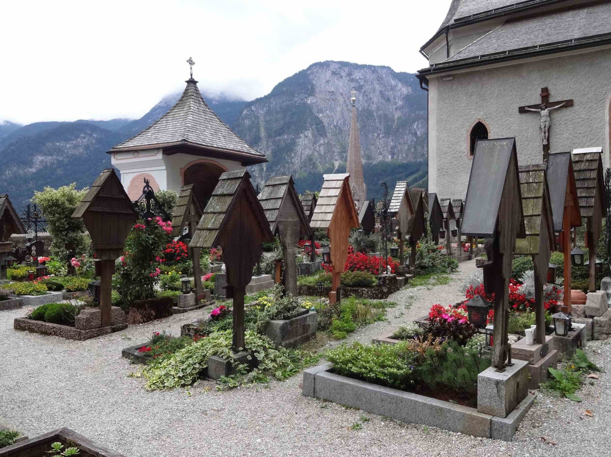 Từ những năm 1700, nghĩa trang của ngôi làng đã rất chật chội, người ta bắt đầu khai quật xác chết để tái sử dụng các ngôi mộ. Ảnh: Douglas Sprott, The Lady Travels.