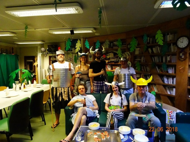  6. Mọi người không chỉ làm việc mà cũng giải trí. Các nhân viên trạm nghiên cứu ở đây cũng tận hưởng thời gian rảnh thú vị: họ quay các chuyến đi vòng quanh phòng thí nghiệm, chơi bóng rổ trên tuyết, nhảy múa và tiệc tùng hóa trang. Một số nhóm gọi video để trả lời câu hỏi của học sinh, sinh viên. Vào dịp Giáng sinh họ sẽ gọi điện cho tổng thống Italy qua Skype. Nhiều người nói chuyện với đồng nghiệp nước ngoài và học ngoại ngữ. Đội ngũ ở đây thực sự mang tính quốc tế vì bao gồm các thành viên đến từ nhiều nước như Thụy Điển, Italy, Pháp, Anh, Nga.