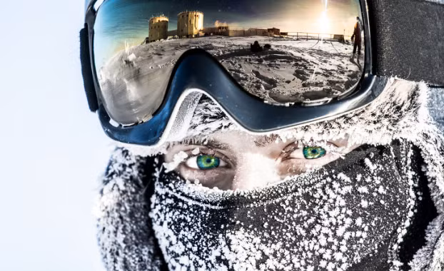  5. Các nhà khoa học muốn nghiên cứu liệu môi trường khắc nghiệt có thể ảnh hưởng con người như thế nào. Đây là nghiên cứu cần thiết cho những chuyến du hành vũ trụ trong tương lai. Cảm giác bị cô lập hoàn toàn thường sẽ dẫn đến căng thẳng và các khó khăn về tâm lý khác nhau: từ đãng trí đến trầm cảm, và đây là vấn đề đang được nghiên cứu ở Nam Cực. Các nhà khoa học tin rằng kiến thức này sẽ giúp chuẩn bị cho những người vu hành vũ trụ thời gian dài, cải thiện máy móc không gian, giúp xây dựng các trạm đầu tiên trên Mặt Trăng và Sao Hỏa. Tất cả các thành viên ở đây đều có nhật ký điện tử đặc biệt, đeo đồng hồ đặc biệt để ghi lại thời gian ngủ nghỉ, làm việc và theo dõi mỗi người dành bao nhiêu thời gian ở bên mọi người. Sau khi tất cả dữ liệu đã được thu thập, nó sẽ được phân tích để xem liệu có thay đổi nào trong hành vi của con người. Ngoài ra, các nhân viên tại trạm nghiên cứu này tiến hành hơn 20 dự án nghiên cứu khoa học: địa chấn học, thiên văn học, khí tượng học, khí hậu học, vật lý học, băng hà học,...