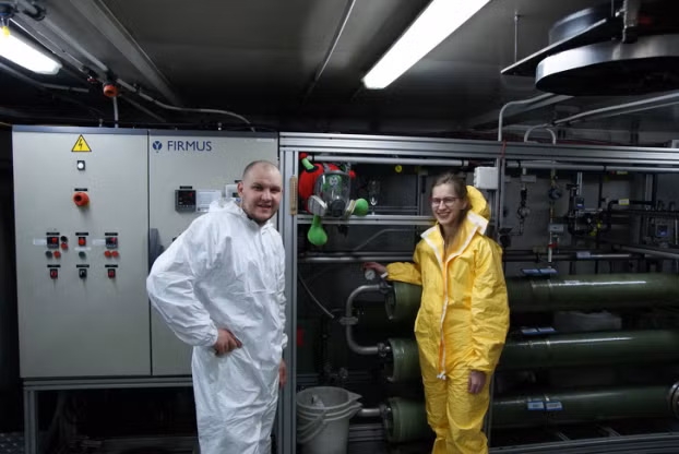  7. Cấm đi tiểu trong khi tắm ở Concordia. Tất cả nước sạch ở Concordia được làm từ tuyết. Họ cần rất nhiều nhiên liệu để làm tan chảy tuyết, do đó mọi người cần tiết kiệm nước: sau khi dùng nước để tắm, nước sẽ được làm sạch để tái sử dụng. Đó là lý do vì sao mọi người không được dùng xà phòng và sữa tắm ở đây. Mỗi người được cung cấp loại dầu gội 3 trong 1 tương dung với hệ thống làm sạch nước. Bạn không thể đi tiểu trong khi tắm vì hệ thống không được làm để xử lý cả chất thải của con người. Nếu phát hiện nồng độ amoniac trong nước tăng cao, nhân viên bảo trì sẽ thông báo điều này trong cuộc họp chung.