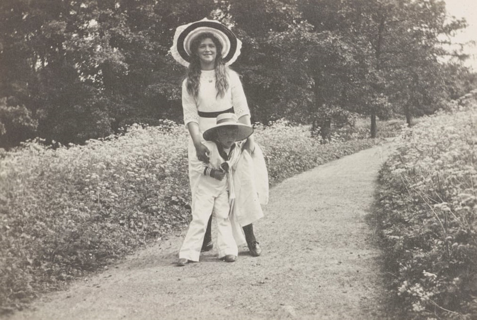 Xuất phát từ việc vụ sát hại Sa hoàng và gia đình cách đây 100 năm đã luôn thu hút sự chú ý của công chúng, triển lãm được tổ chức nhằm cung cấp một góc nhìn mới. "Triển lãm này khám phá những góc tối trước đây trong câu chuyện phức tạp mà vẫn đang hấp dẫn dù Sa hoàng đã qua đời cách đây 100 năm”, bà Sidlina nói. Ban phụ trách triển lãm cũng mang nhiều đồ vật từ ngôi nhà Ipatiev, nơi họ bị bắn, tới trưng bày, từ chiếc đèn trùm tráng lệ đến bản phân tích pháp y và ghi chép cuộc điều tra.