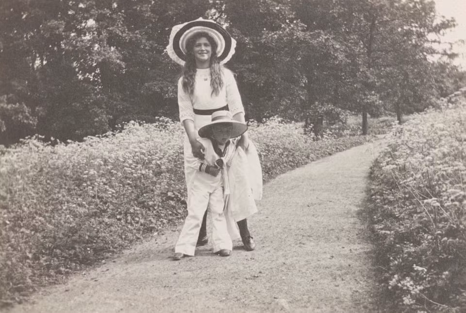 Xuất phát từ việc vụ sát hại Sa hoàng và gia đình cách đây 100 năm đã luôn thu hút sự chú ý của công chúng, triển lãm được tổ chức nhằm cung cấp một góc nhìn mới. "Triển lãm này khám phá những góc tối trước đây trong câu chuyện phức tạp mà vẫn đang hấp dẫn dù Sa hoàng đã qua đời cách đây 100 năm”, bà Sidlina nói. Ban phụ trách triển lãm cũng mang nhiều đồ vật từ ngôi nhà Ipatiev, nơi họ bị bắn, tới trưng bày, từ chiếc đèn trùm tráng lệ đến bản phân tích pháp y và ghi chép cuộc điều tra.