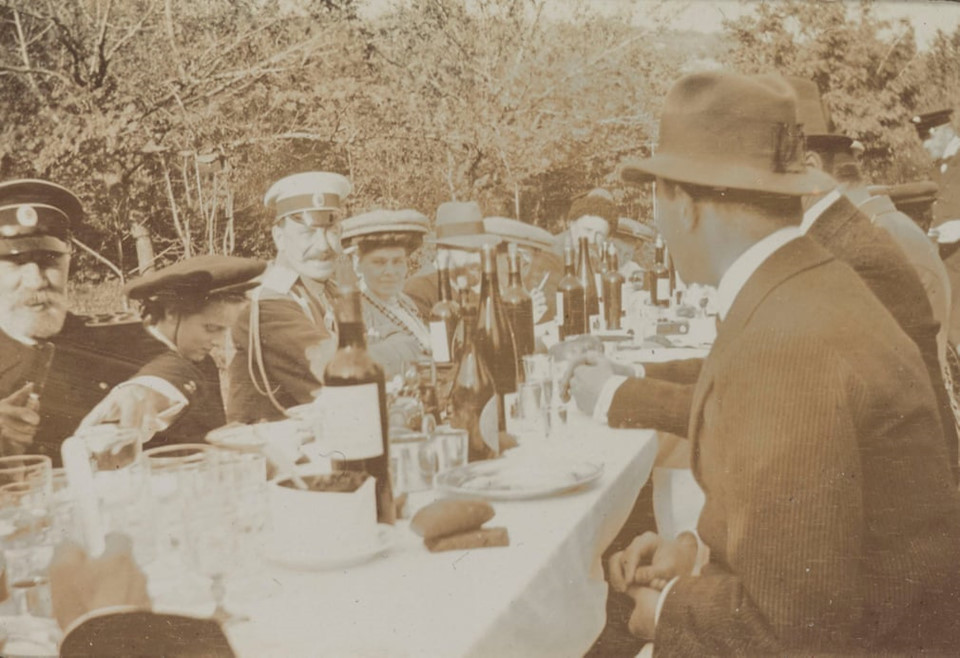 Hồi năm 1991, chuyên gia người Anh Peter Gill đã xét nghiệm pháp y với xương cốt được khai quật từ một ngôi mộ tập thể. Sau đó, cuộc điều tra năm 1993 với sự hỗ trợ từ mẫu máu của Công tước xứ Edinburgh, họ hàng của Hoàng hậu Nga, cho thấy mộ có hài cốt của gia đình hoàng gia. Ông Gill thừa nhận công việc có nhiều thử thách với bước đầu tiên là bảo toàn hài cốt. Chuyên gia này cho biết hài cốt được nhà khoa học người Nga Pavel Ivanov đưa tới Anh trong túi nylon và để qua đêm ở gác mái của ông trước khi chuyển đến phòng xét nghiệm pháp y.