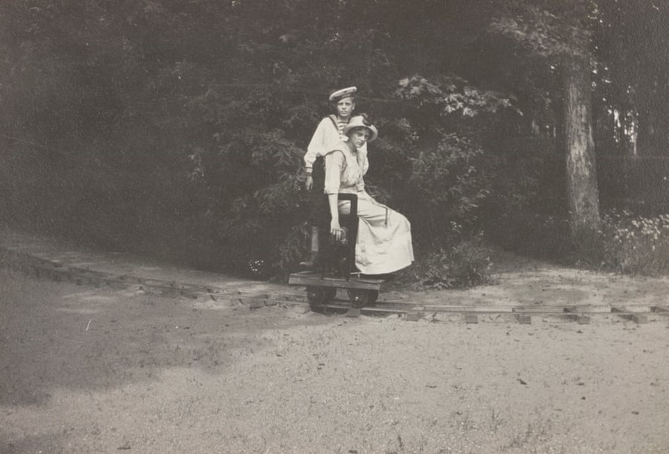 Triển lãm cũng phản ánh tình trạng sức khỏe tinh thần của Hoàng hậu Alexandra, mẹ của hoàng tử Alexei, khi phải chịu áp lực sinh con trai. Trong số những “nhà chữa lành” tâm lý mà bà tìm đến, Monsieur Philippe đã khiến Hoàng hậu mắc chứng mang thai giả. Thi thể Sa hoàng Nicholas II và vợ cùng 3 con (hai người có 5 con) được khai quật vào năm 1991. Sau khi phân tích DNA, nhà chức trách chôn họ tại St Petersburg hôm 17.7.1998 nhân dịp kỷ niệm 80 năm ngày mất. Giáo hội Chính thống Nga phong thánh cho họ vào năm 2000. Tới năm 2007, người dân mới phát hiện vài mảnh xương được cho là thuộc về hai người con còn lại - Thái tử Alexei (13 tuổi vào năm 1918) và Công chúa Maria (19 tuổi vào năm 1918).