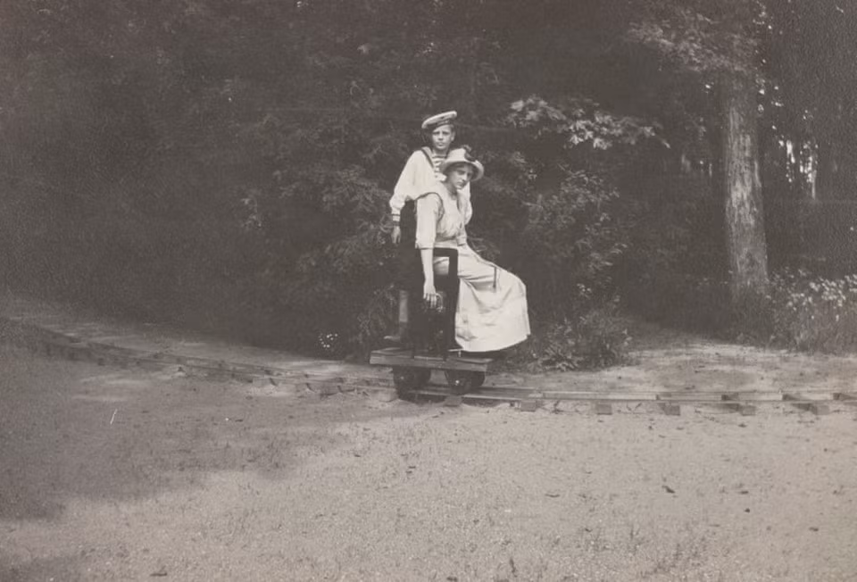 Triển lãm cũng phản ánh tình trạng sức khỏe tinh thần của Hoàng hậu Alexandra, mẹ của hoàng tử Alexei, khi phải chịu áp lực sinh con trai. Trong số những “nhà chữa lành” tâm lý mà bà tìm đến, Monsieur Philippe đã khiến Hoàng hậu mắc chứng mang thai giả. Thi thể Sa hoàng Nicholas II và vợ cùng 3 con (hai người có 5 con) được khai quật vào năm 1991. Sau khi phân tích DNA, nhà chức trách chôn họ tại St Petersburg hôm 17.7.1998 nhân dịp kỷ niệm 80 năm ngày mất. Giáo hội Chính thống Nga phong thánh cho họ vào năm 2000. Tới năm 2007, người dân mới phát hiện vài mảnh xương được cho là thuộc về hai người con còn lại - Thái tử Alexei (13 tuổi vào năm 1918) và Công chúa Maria (19 tuổi vào năm 1918).