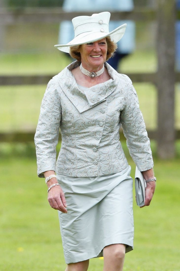  10. Hoàng tử Charles hẹn hò cùng chị gái của công nương Diana trước khi đến với bà: Lady Sarah McCorquodale, chị gái của Công nương Diana, gây bất ngờ cho công chúng khi giới thiệu em gái mình với Hoàng tử Charles. McCorquodale được cho là đã hẹn hò với Hoàng tử một thời gian ngắn trong những năm 70s. Tình yêu của họ nhanh chóng kết thúc khi bà bày tỏ rằng bà sẽ không bao giờ kết hôn với Charles “nếu anh ta là người hốt rác hoặc vua nước Anh”.