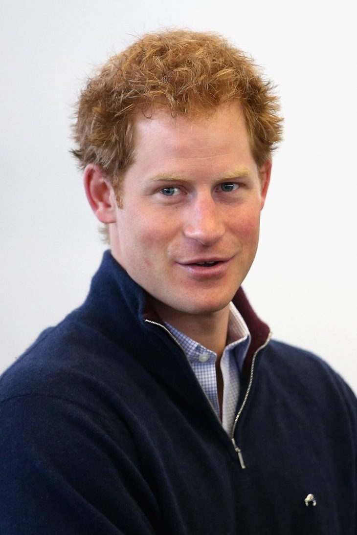  4. Hoàng tử Harry bị nhốt một ngày trong trại cai nghiện: Sau khi thừa nhận với cha mình, Thái tử Charles, rằng anh đã từng thử cần sa nhiều lần và tham gia vào việc uống rượu mặc dù chưa đủ tuổi, Hoàng tử tuổi 17 này đã ngay lập tức được gửi đến một phòng khám phục hồi ma túy trong một ngày. Một quan chức tại Cung điện St. James nói rằng đó là một cách để “tìm hiểu về những hậu quả có thể xảy ra khi bắt đầu dùng cần sa”.