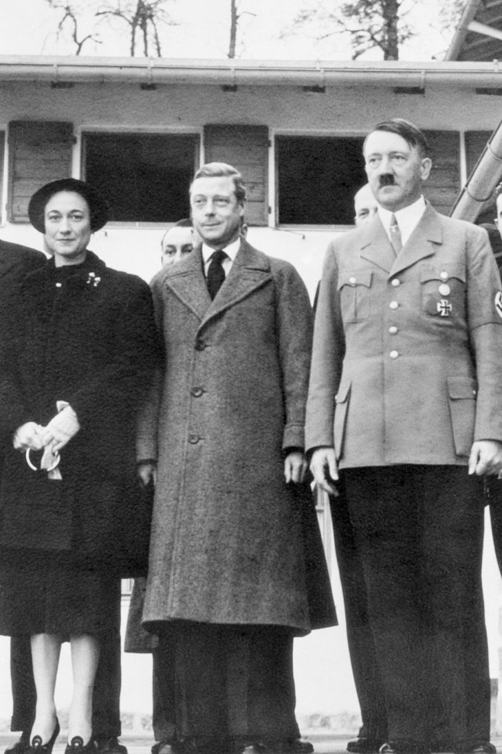  2. Edward VIII có mối quan hệ với Adolf Hitler: Những người hâm hộ The Crown cho biết, bá tước Edward VIII và vợ ông, Wallis Simpson, được biết đến với nhiều cuộc gặp gỡ với Adolf Hitler. Tình báo Anh có lý do để tin rằng Wallis Simpson đã bí mật bàn giao thông tin cho trùm phát xít Đức từ các tài liệu mà Edward VIII không bảo vệ. Chính phủ Anh đã có nhiều biện pháp để che giấu mối quan hệ bất chính ấy, nhưng một văn kiện xuất bản năm 1957 đã ngầm khẳng định điều đó.